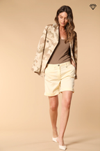 Immagine 5 di bermuda chino donna in gabardina con borchie modello Jaqueline Curvie curvy fit 