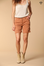 Immagine 5 di bermuda chino donna in gabardina con borchie modello Jaqueline Curvie curvy fit 