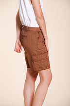 Bermuda cargo donna Chile Mason's marrone chiaro in twill slim fit, vista posteriore su modella SS26