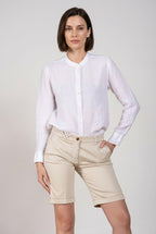 Bermuda chino donna New York Mason's stucco in raso stretch slim fit, vista frontale su modella SS26