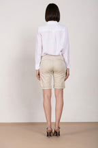 Dettaglio tasca bermuda chino donna New York Mason's stucco in raso stretch SS26