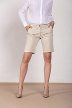 Bermuda chino donna New York Mason's stucco in raso stretch slim fit, vista posteriore su modella SS26