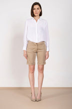 Dettaglio gamba bermuda chino donna New York Mason's beige medio in raso stretch SS26