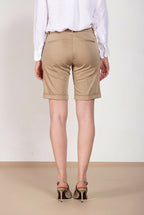 Bermuda chino donna New York Mason's beige medio in raso stretch slim fit, vista posteriore su modella SS26