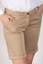 Dettaglio vita bermuda chino donna New York Mason's beige medio in raso stretch SS26
