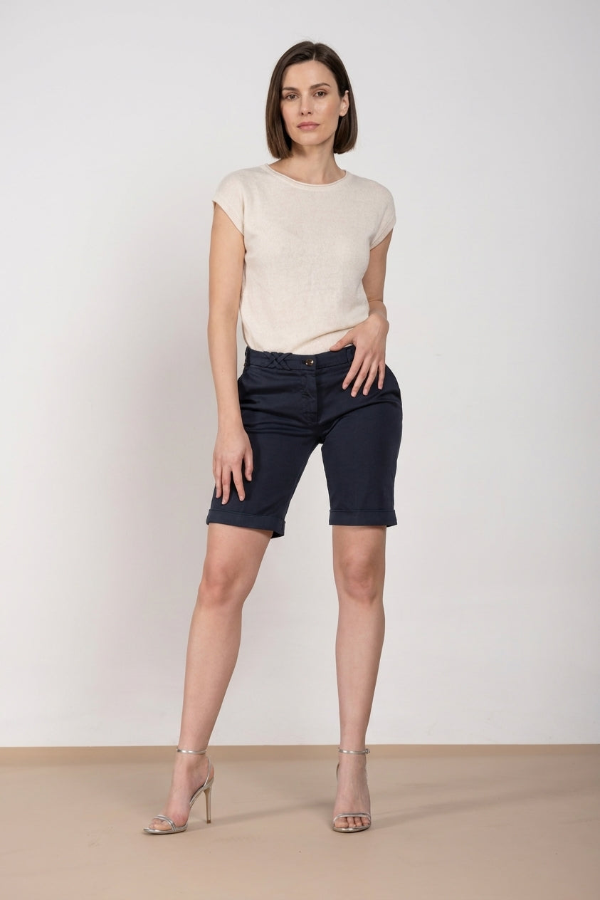 Dettaglio gamba bermuda chino donna New York Mason's blu notte in raso stretch SS26