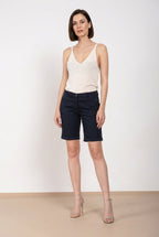 Dettaglio vita bermuda chino donna New York Mason's blu notte in raso stretch SS26