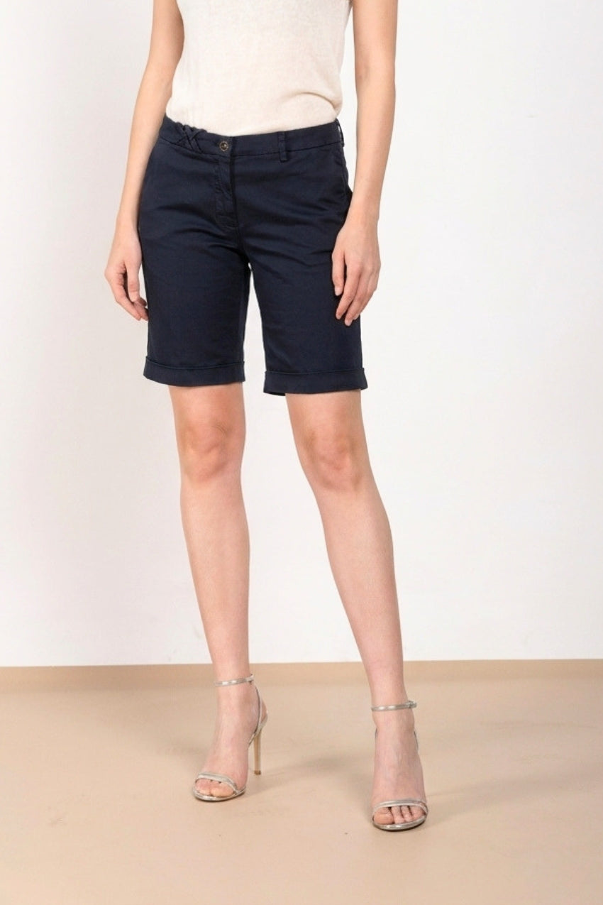 Bermuda chino donna New York Mason's blu notte in raso stretch slim fit, vista frontale su modella SS26