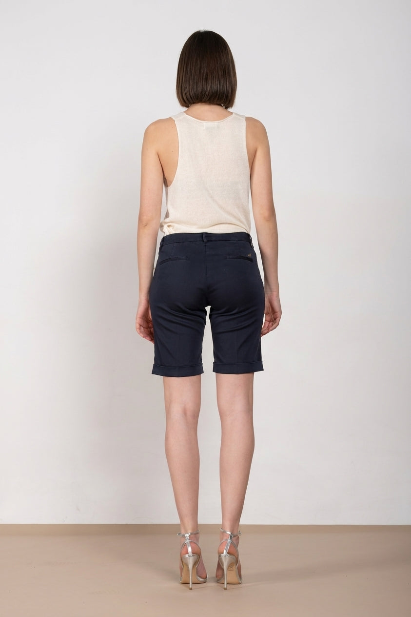 Bermuda chino donna New York Mason's blu notte in raso stretch slim fit, vista posteriore su modella SS26