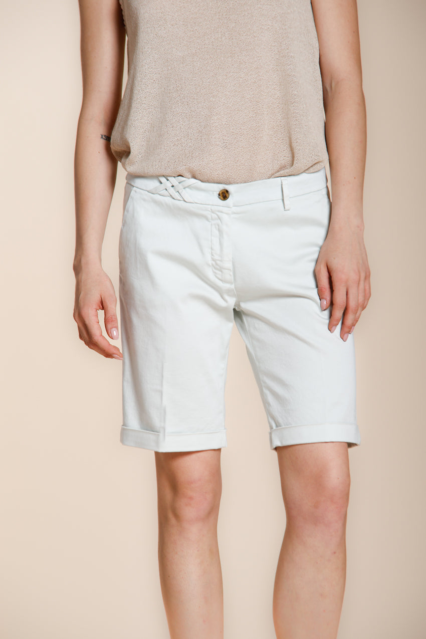 Bermuda chino donna New York Mason's celeste in raso stretch slim fit, vista laterale su modella SS26