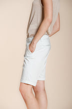 Dettaglio tasca bermuda chino donna New York Mason's celeste in raso stretch SS26