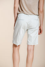 Bermuda chino donna New York Mason's celeste in raso stretch slim fit, vista posteriore su modella SS26