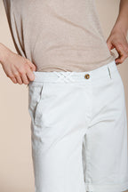 Dettaglio vita bermuda chino donna New York Mason's celeste in raso stretch SS26