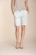 Bermuda chino donna New York Mason's celeste in raso stretch slim fit, vista frontale su modella SS26