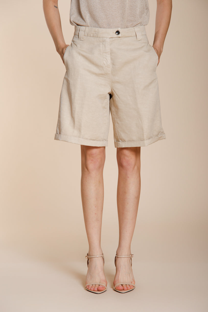 Bermuda chino donna Brigitte Mason's gesso in cotone relaxed fit, vista frontale su modella SS26