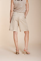 Bermuda chino donna Brigitte Mason's gesso in cotone relaxed fit, vista posteriore su modella SS26