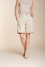 Bermuda chino donna Brigitte Mason's gesso in cotone relaxed fit, vista laterale su modella SS26