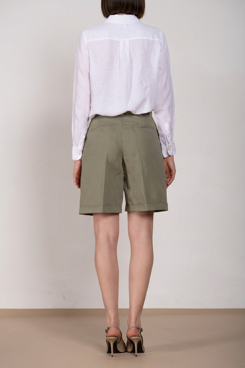 Bermuda chino donna Brigitte Mason's salvia in cotone relaxed fit, vista posteriore su modella SS26