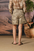 Judy Bermuda Cargo Damen in Baumwolltwill mit Sand-Camouflage-Muster Relaxed Fit