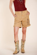 Modella indossa bermuda cargo donna Baltimora Mason's relaxed fit in panama fiammata beige scuro - vista frontale SS26