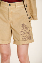 Modella indossa bermuda cargo donna Baltimora Mason's relaxed fit in panama fiammata beige scuro - vista laterale SS26