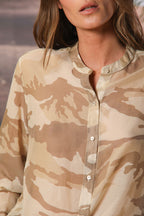 Delhi Damenbluse mit langen Ärmeln aus Musselin mit Camouflage-Druck