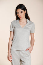 Modella indossa camicia donna Ada Mason's a manica corta in tricot lurex argento - vista frontale SS26