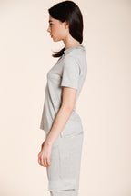 Modella indossa camicia donna Ada Mason's a manica corta in tricot lurex argento - vista laterale SS26