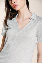 Dettaglio scollo a v camicia donna Ada Mason's a manica corta in tricot lurex argento SS26
