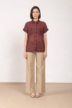 Dettaglio scollo camicia donna Natalie Mason's a manica corta bordeaux in cotone SS26