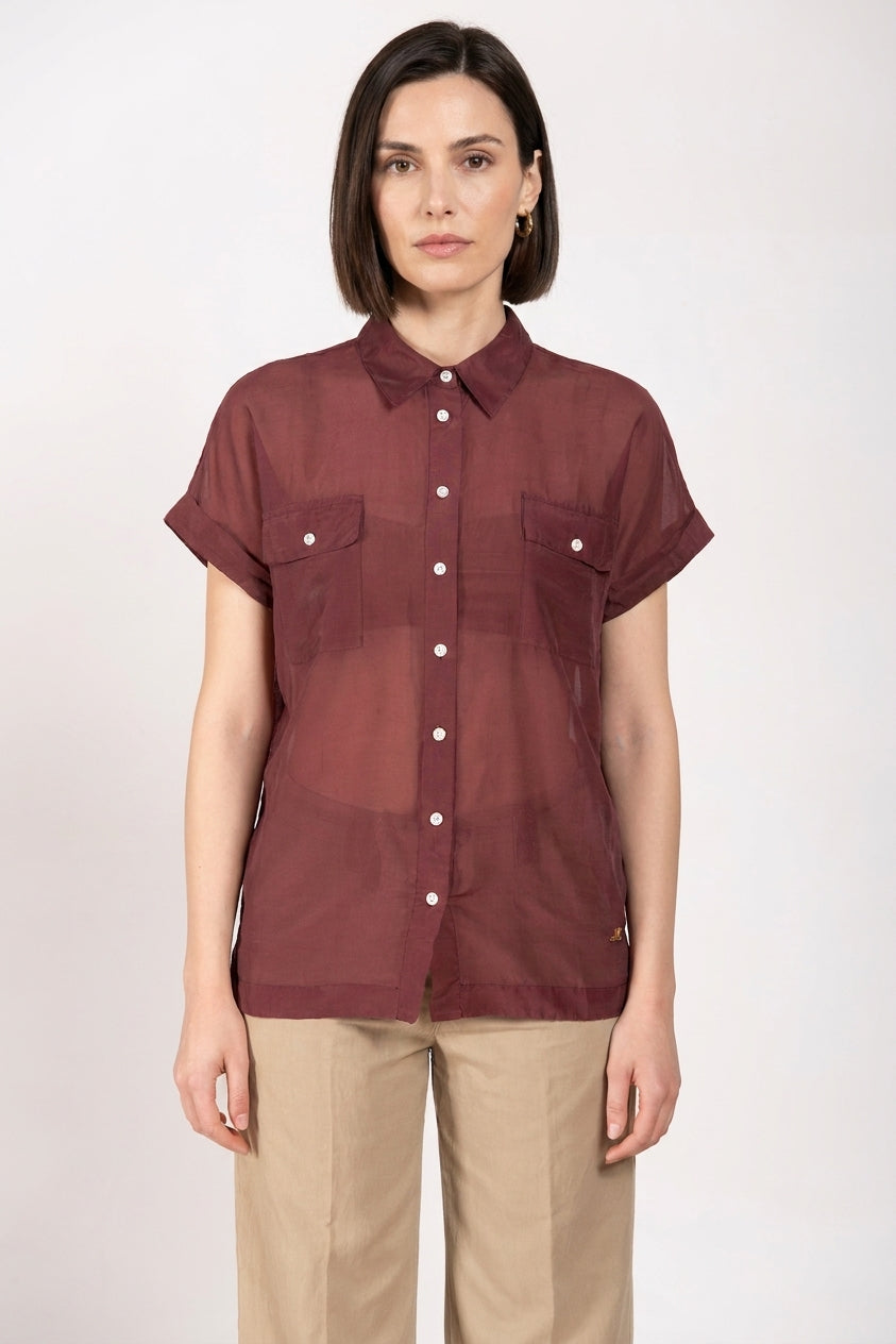 Camicia donna Natalie Mason's a manica corta bordeaux in cotone, vista frontale su modella SS26