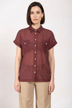 Camicia donna Natalie Mason's a manica corta bordeaux in cotone, vista frontale su modella SS26