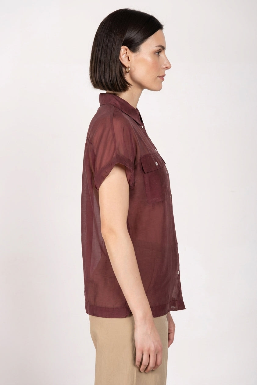 Camicia donna Natalie Mason's a manica corta bordeaux in cotone, vista laterale su modella SS26