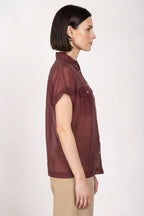 Camicia donna Natalie Mason's a manica corta bordeaux in cotone, vista laterale su modella SS26