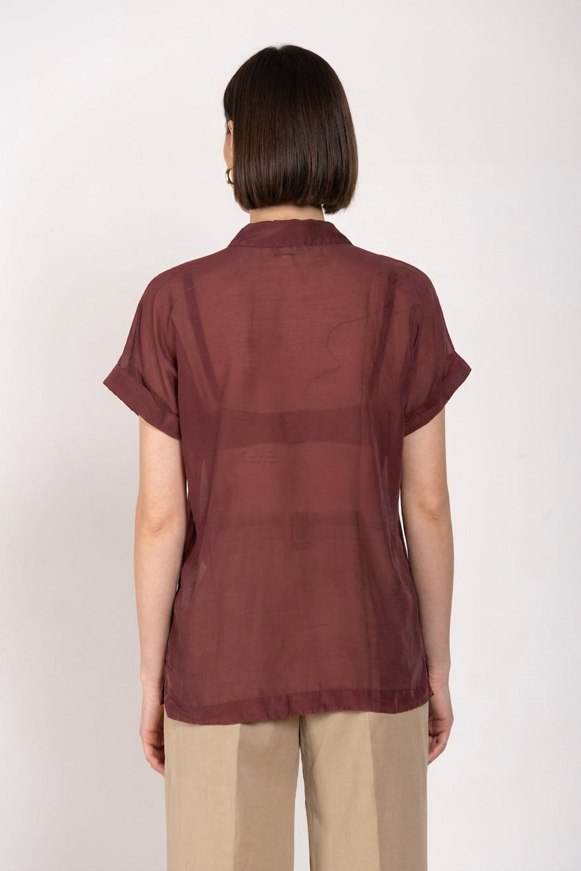 Camicia donna Natalie Mason's a manica corta bordeaux in cotone, vista posteriore su modella SS26