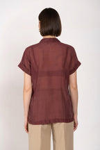 Camicia donna Natalie Mason's a manica corta bordeaux in cotone, vista posteriore su modella SS26