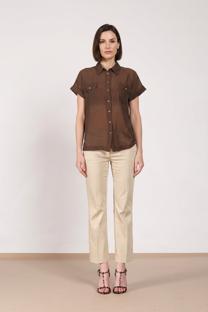 Dettaglio scollo camicia donna Natalie Mason's a manica corta marrone scuro in cotone SS26