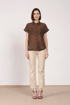 Dettaglio scollo camicia donna Natalie Mason's a manica corta marrone scuro in cotone SS26