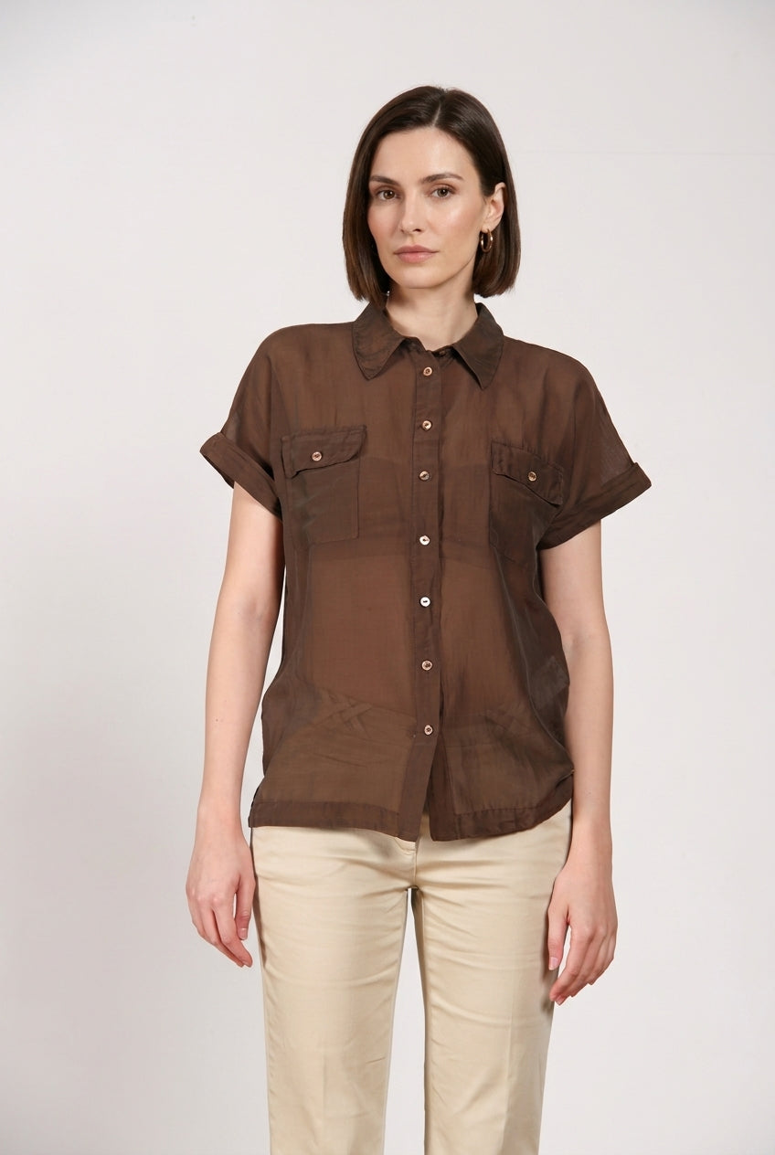 Camicia donna Natalie Mason's a manica corta marrone scuro in cotone, vista frontale su modella SS26