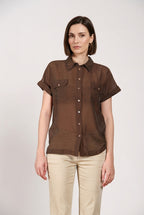 Camicia donna Natalie Mason's a manica corta marrone scuro in cotone, vista frontale su modella SS26
