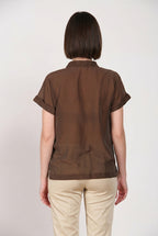 Camicia donna Natalie Mason's a manica corta marrone scuro in cotone, vista posteriore su modella SS26