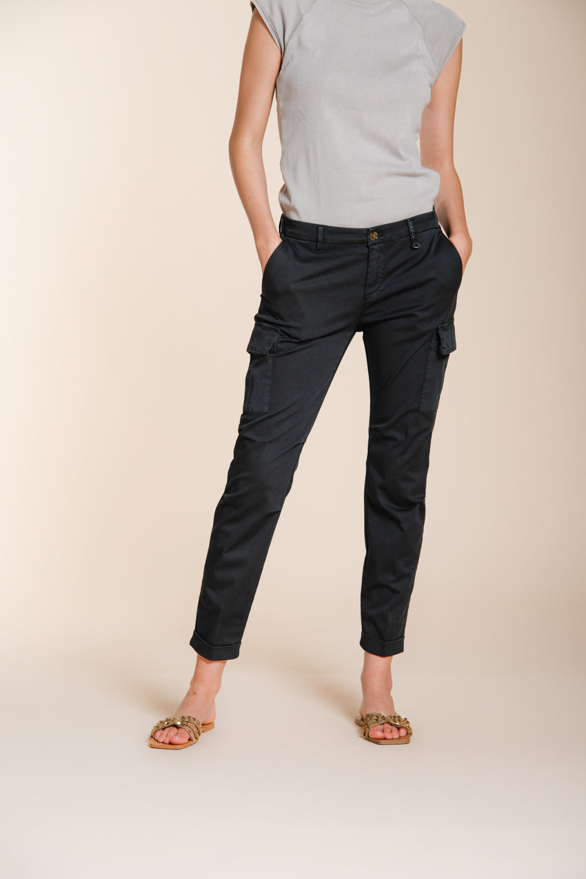 Pantalone cargo donna Chile City Mason's nero in gabardina stretch slim fit in look ambientato su modella SS26