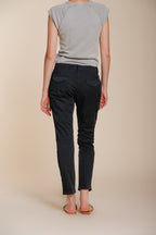 Pantalone cargo donna Chile City Mason's nero in gabardina stretch slim fit, vista posteriore su modella SS26