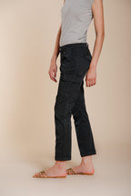 Pantalone cargo donna Chile City Mason's nero in gabardina stretch slim fit, vista laterale su modella SS26