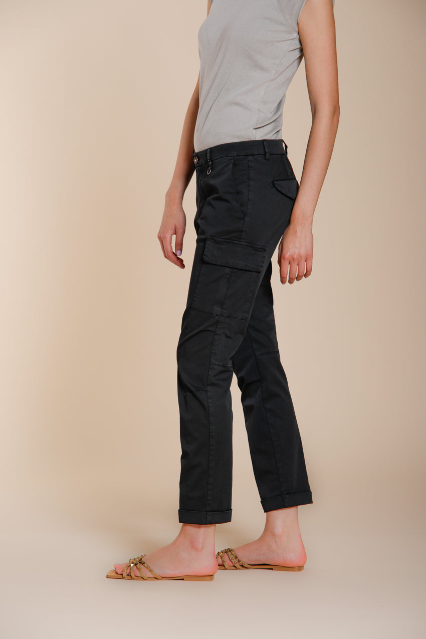 Pantalone cargo donna Chile City Mason's nero in gabardina stretch slim fit, vista laterale su modella SS26