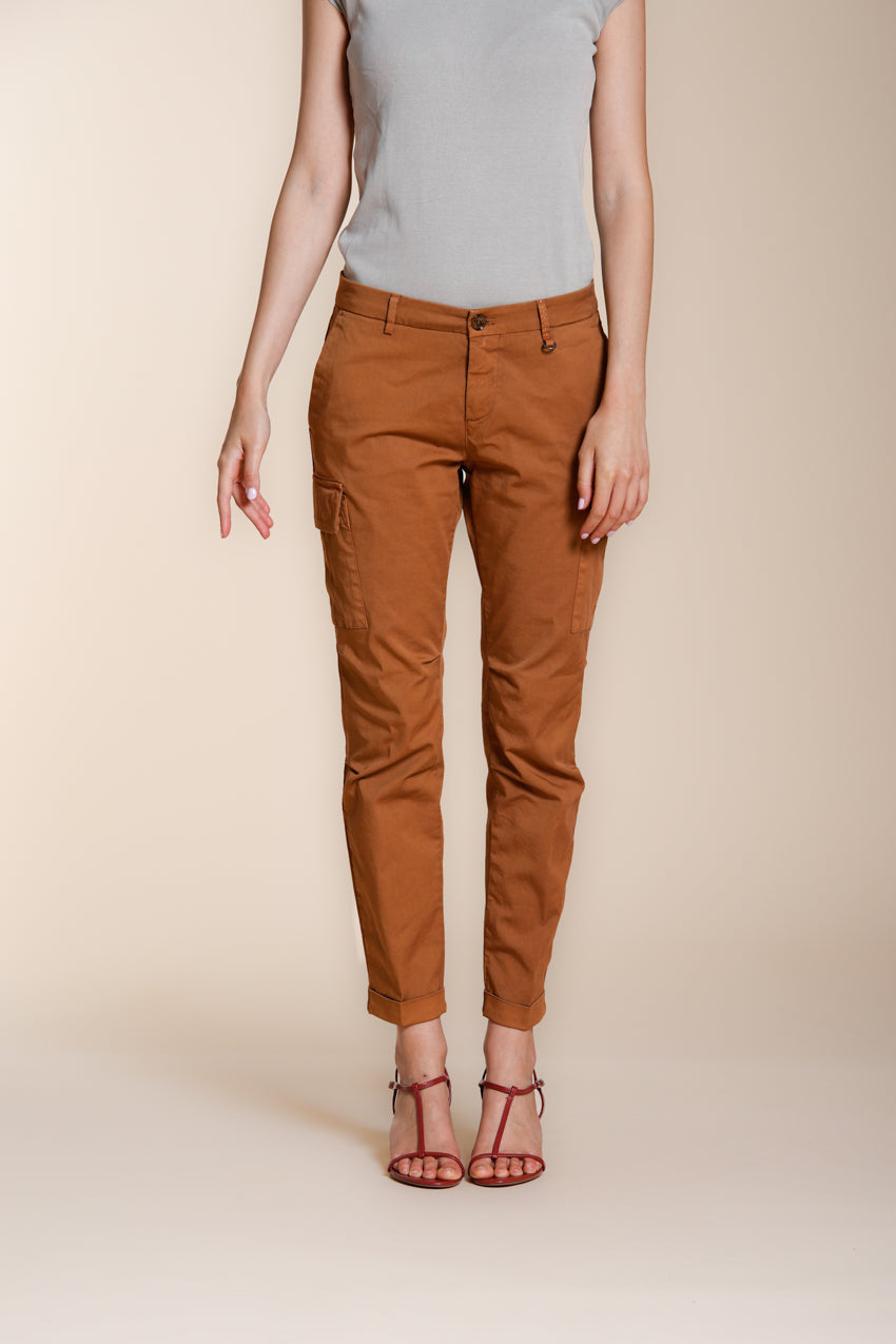 Dettaglio vita e tasche cargo pantalone cargo donna Chile City Mason's ruggine in gabardina stretch SS26