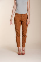 Dettaglio vita e tasche cargo pantalone cargo donna Chile City Mason's ruggine in gabardina stretch SS26
