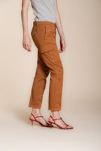 Dettaglio gamba pantalone cargo donna Chile City Mason's ruggine in gabardina stretch SS26