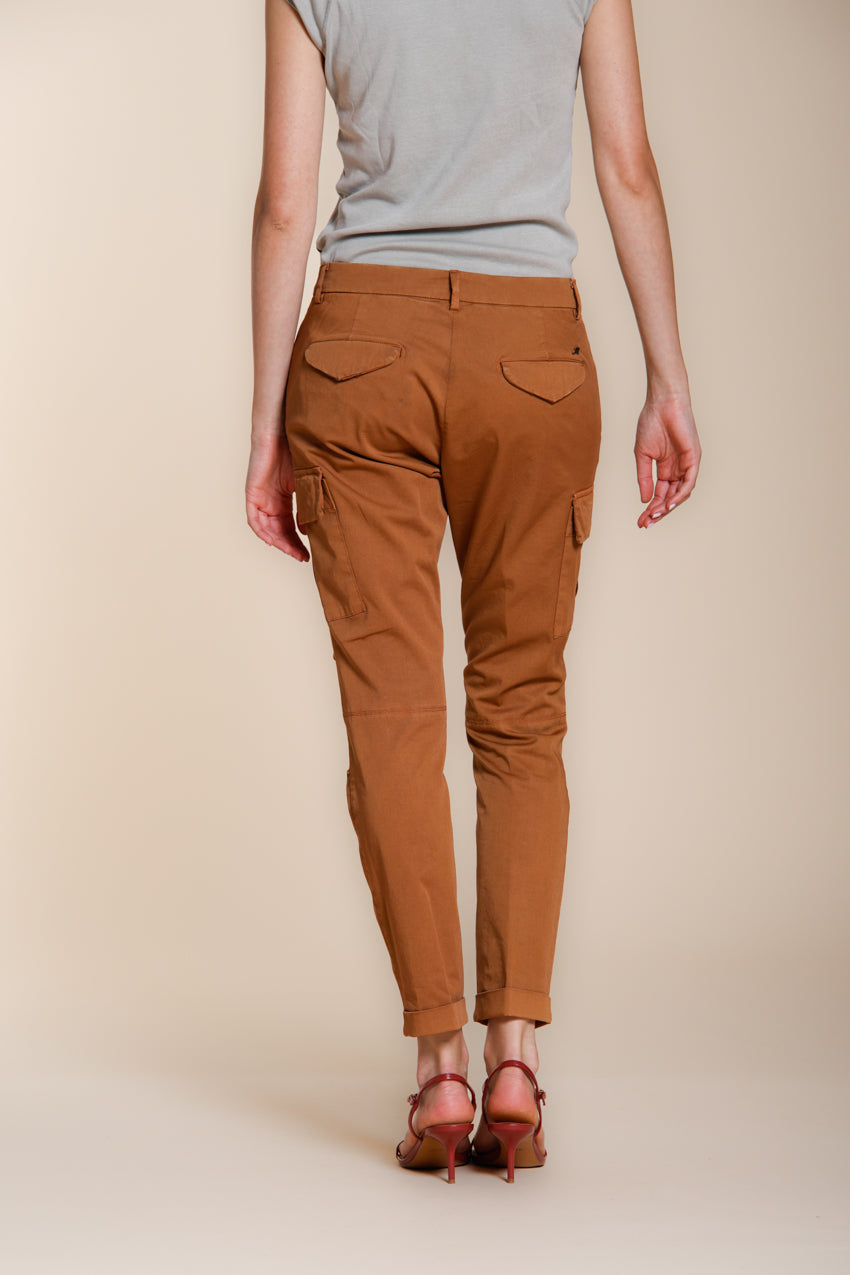 Pantalone cargo donna Chile City Mason's ruggine in gabardina stretch slim fit, vista posteriore su modella SS26