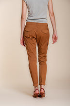 Pantalone cargo donna Chile City Mason's ruggine in gabardina stretch slim fit, vista posteriore su modella SS26